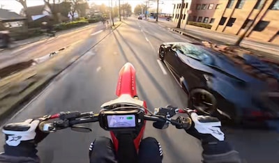 Tiktokker daagt politie uit op motor, maar zij lacht het laatst: 'Grof schandaal hoe hij rijdt'