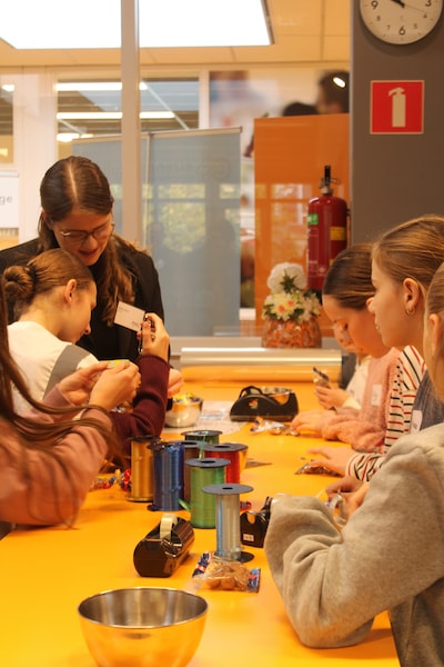 Groep 8 probeert een lesdag op Elzendaal en repetities My Generation