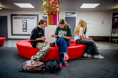 Op deze middelbare school mogen leerlingen geen trainingspak aan: ‘Houden de straatcultuur buiten school’