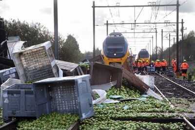 Ravage door aanrijding tussen trein en vrachtwagen vol peren: ‘Je voelde hem echt doordreunen’