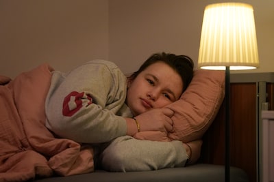 Kathelyne (16) leeft al maanden geïsoleerd in een donkere slaapkamer: ‘Het is onmenselijk’