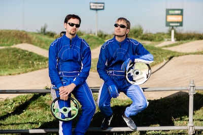 Rundfunk komt met absurdistische serie Schwalbe: ‘Wij hebben ons he-le-maal de pleuris gelachen’