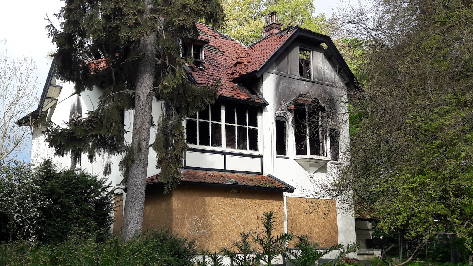 De door brand verwoeste Villa Richmond.