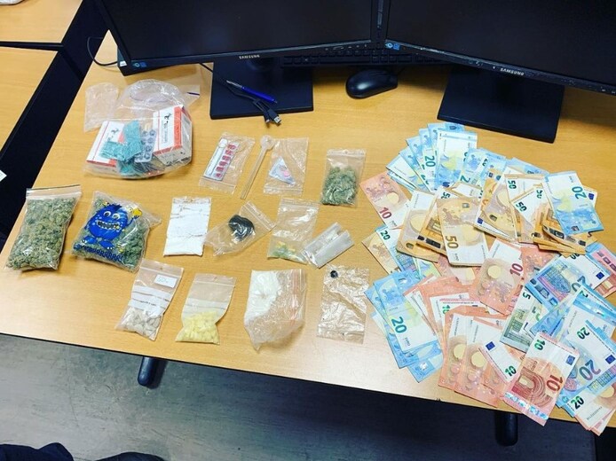 ‘Hevig transpirerende’ drugsdealer loopt tegen de lamp: honderden euro ...