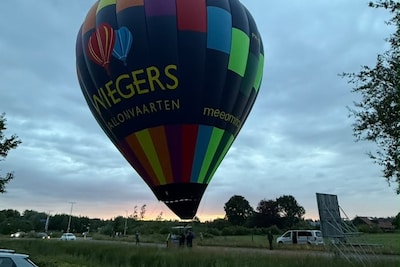 Luchtballon scheert rakelings langs huizen in Leusden en landt in de berm van de Groene Zoom