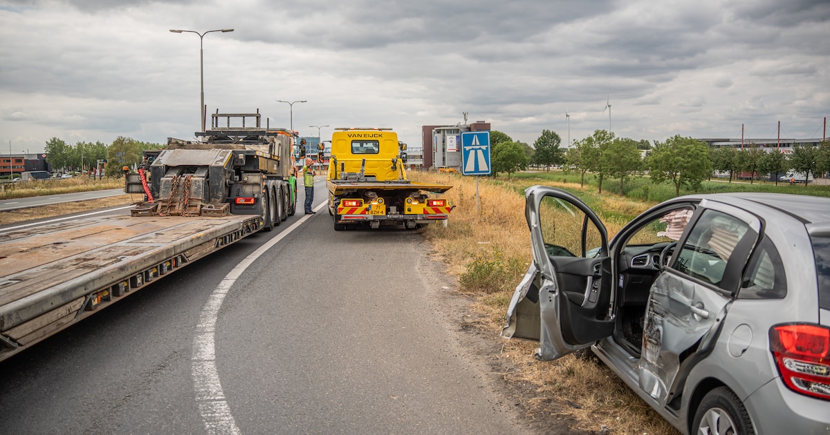 Auto raakt zwaar beschadigd door uitzwaaiende dieplader in Duiven