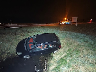 Auto rijdt sloot in langs N313 bij Aalten