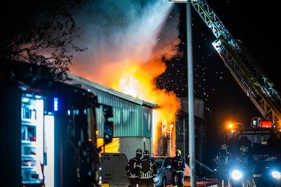 Brand verwoest loods bij Alphens bedrijventerrein, geen slachtoffers, paarden gered