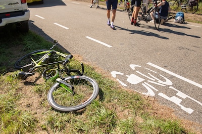Alarm om stijgend aantal ongelukken met fietsers in het verkeer: ‘Meer boetes en helm op’