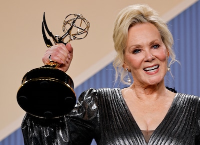 Actrice Jean Smart schrijft geschiedenis met vijfde Emmy Award op rij voor ‘Hacks’