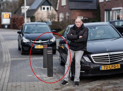 Ineens ziet Gerrit twee paaltjes op parkeerplek voor zijn huis, en het antwoord van de gemeente is bijzonder