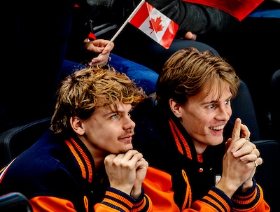 Bezoek aan ijshockeyfinale maakt olympische droom Jens en Melle van ’t Wout compleet: ‘Heel erg vet’