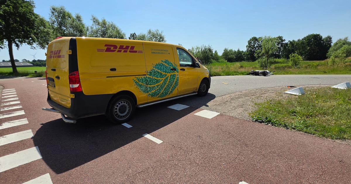 Pakketbezorger en scooterrijder botsen in De Klomp