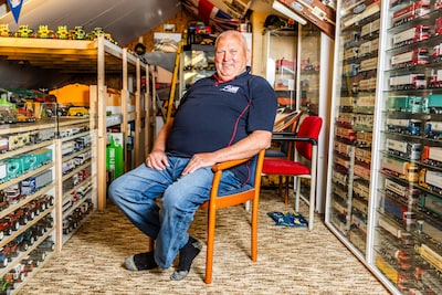 Bas (74) bouwt miniatuurboerderij met duizend voertuigen: ‘Mensen vragen of ik wel goed bij mijn hoofd ben’