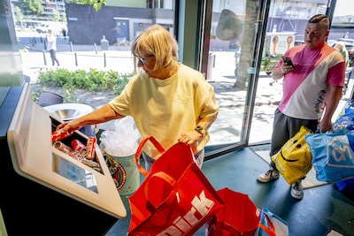 Gaan we echt 15 cent meer statiegeld betalen? 'Bedrijven weigeren de consument een extra stimulans te geven'