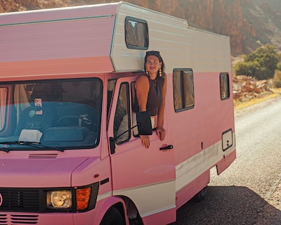 Na de studie gelijk carrière maken? Laura (26) toert in roze camper door Europa: ‘Soms het gevoel dat ik achterloop’