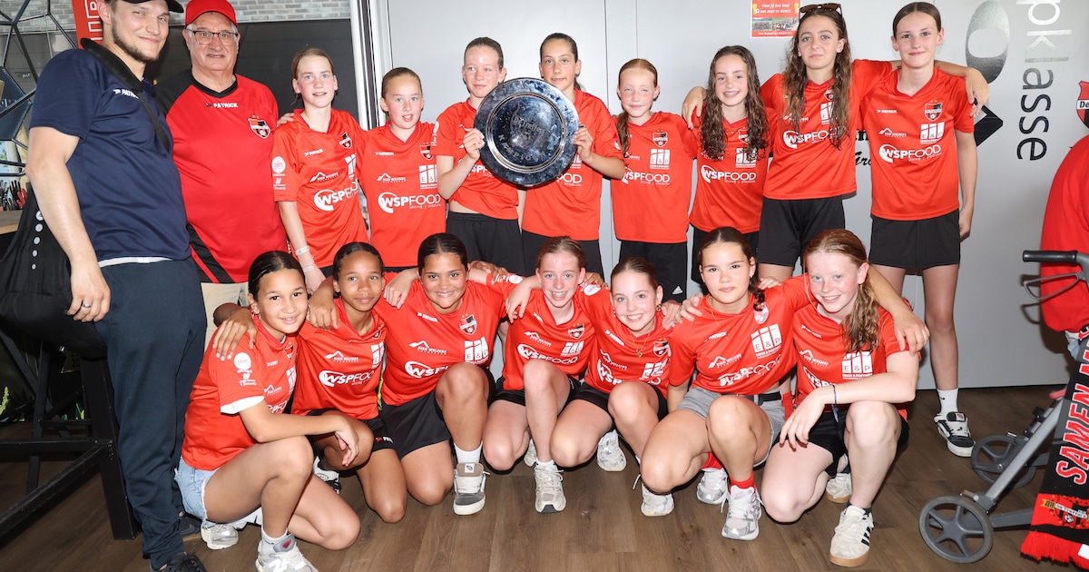 Kampioensschaal voor het ‘jonge meidenteam’ van Groesbeekse Treffers