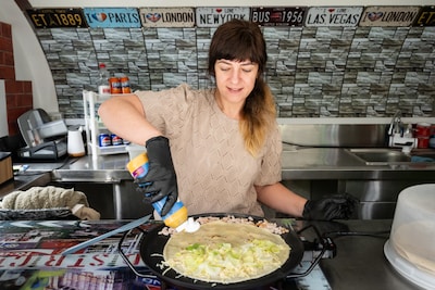 Oekraïense Nataliia verkoopt crêpes op de markt: ‘De Nederlandse eetgewoontes verbazen me enorm’