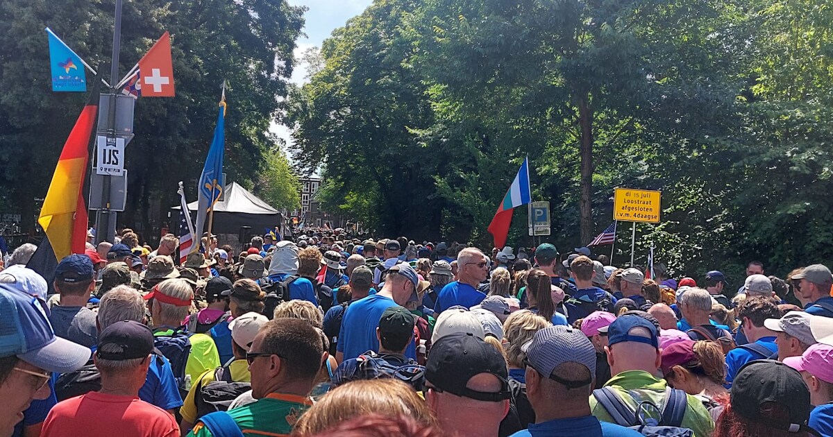 LIVE Vierdaagse | Poncho’s gaan aan, eerste plensbuien vallen • 99-jarige Frits is superfan