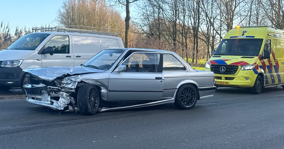 Botsing tussen twee auto's op Grote Molenstraat in Elst