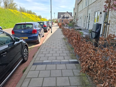 Geen oprit, wel thuisladen: Arnhem staat kabelgoot definitief toe