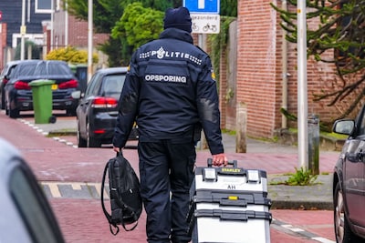 DSI valt binnen bij woningen in Enschede, man (35) aangehouden na aanslagen in Hengelo en Borne