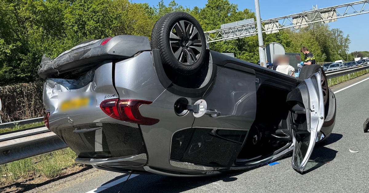 Vier gewonden door botsing met drie auto’s op A2 bij Vught, voertuig belandt ondersteboven
