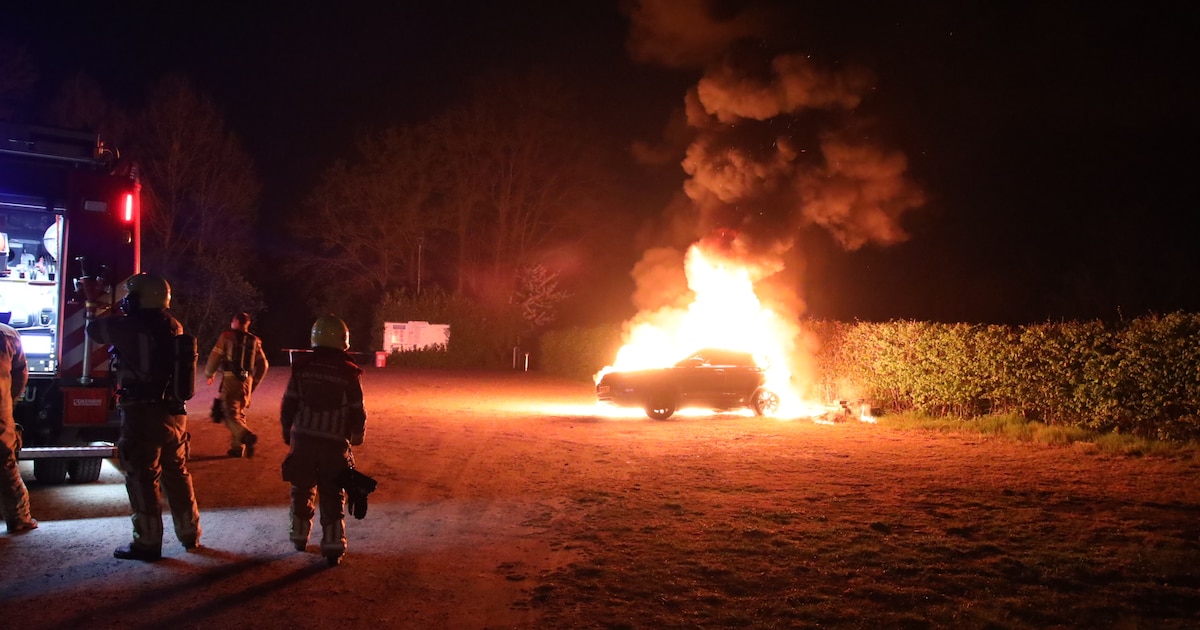 Geparkeerde auto gaat in vlammen op in Siebengewald, politie vermoedt brandstichting