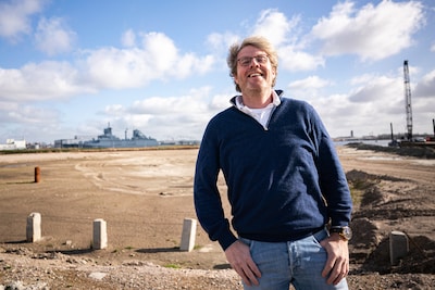 Van sloopkogel tot liefje van Sylvie Meis: wie is Wim Beelen, de miljonair die met één telefoontje het azc in Houten afblies?