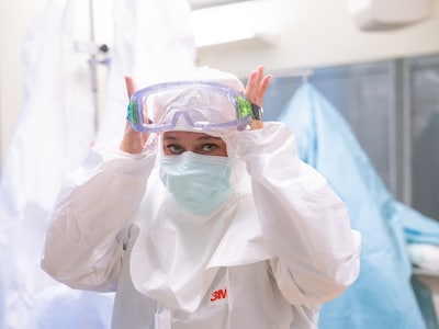 Verpleegkundige Angela werkt in hitte bij ebola-patiënt in Leiden: ‘Mag in deze kleding niet langer dan een uur werken’