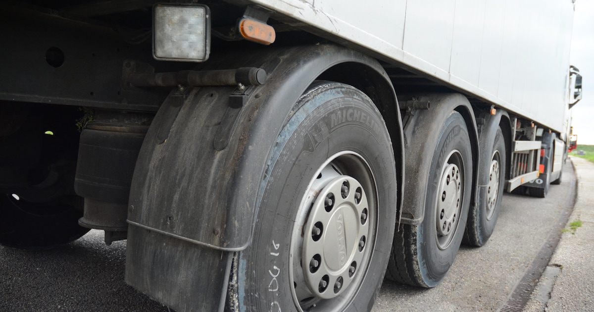Dieven gaan ervandoor met vrachtwagen, truck gestolen bij bedrijf in Veldhoven