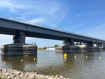 Jongeren klimmen opnieuw op brugpijler in Nijmegen, dag na dodelijk ongeluk: ‘Ze hebben het nieuws g