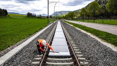 Niemand ziet ze en met 150 km/u kun je er overheen: zonnepanelen liggen niet op daken maar op het spoor