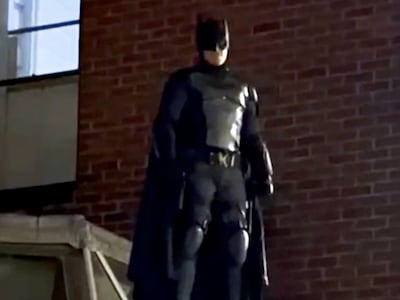 Handtasdief in Norwich denkt weg te komen, tot Batman uit een verkleedfeestje opduikt