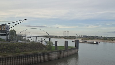 Schip vastgelopen op de Waal in Nijmegen, omstanders horen ‘schurend’ geluid