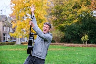 Muzikant Jeroen Schipper hoopt dat kinderen vanavond massaal zijn nieuwe Sint Maartenliedjes zingen