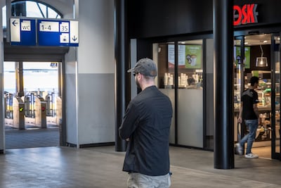 Peter zegt iets van plassende jongeman op het perron, korte tijd later wordt hij ernstig mishandeld