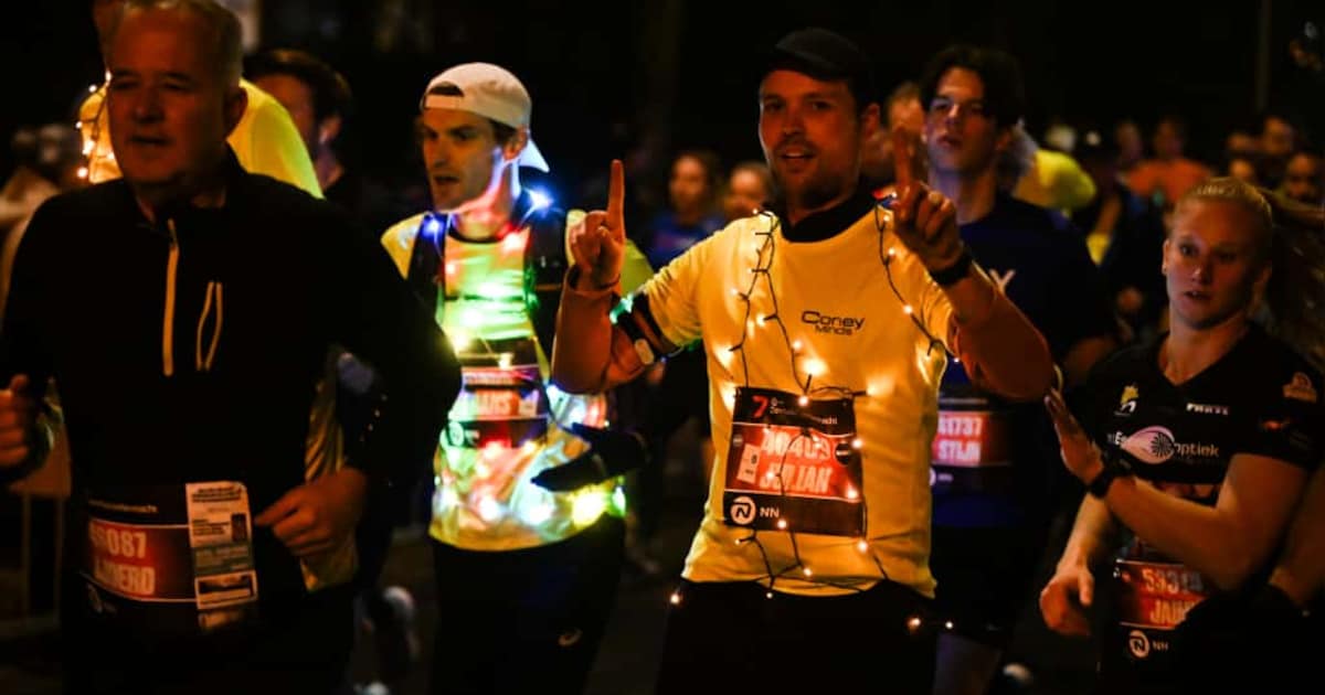 LIVE Zevenheuvelenloop 2025 | Australiër wint Zevenheuvelennacht • Vertraging voor de laatste lopers