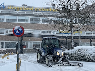 Henri en Lucas helpen al ruim dertig jaar bij het ruimen van sneeuw rond het ziekenhuis