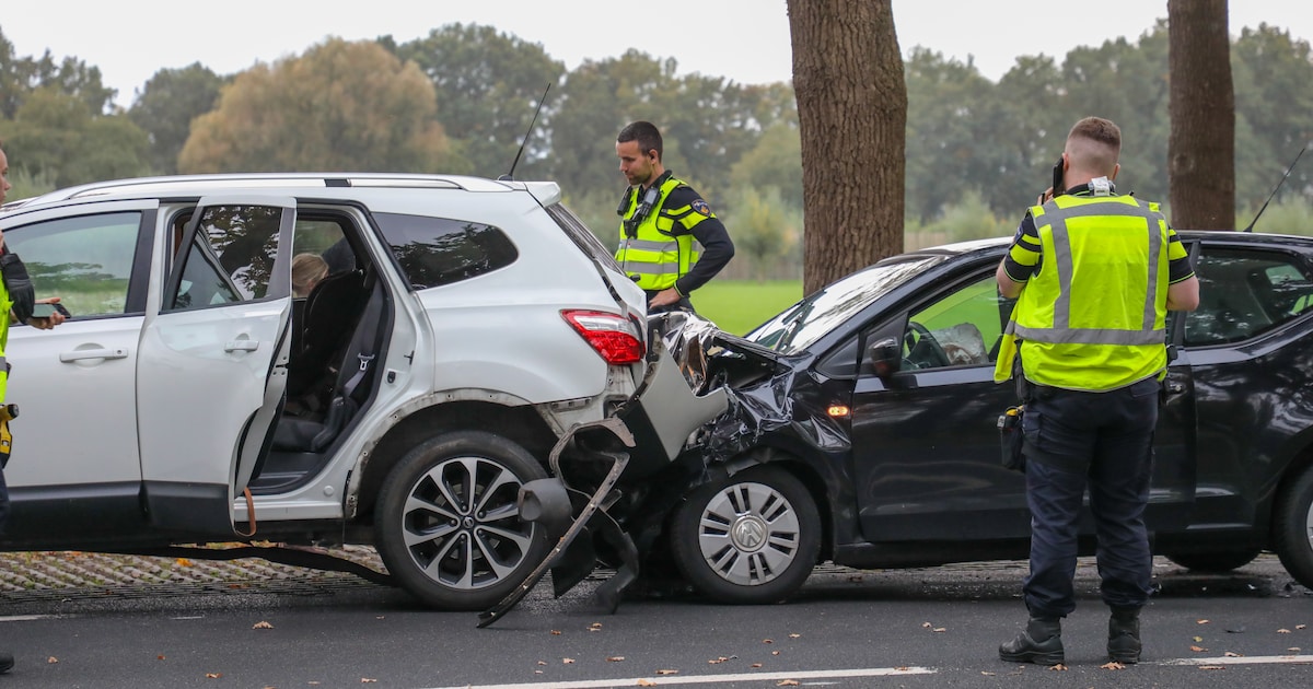Flinke aanrijding op N224 in De Klomp: één gewonde, weg in beide richtingen afgesloten.