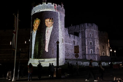 Activisten projecteren Epstein-beelden op Brits kasteel, vlak voor bezoek Trump