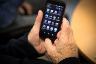 Jongeren helpen 50-plussers met smartphone in Bibliotheek Gennep