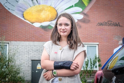 Derya (14) ziet kunstwerk over toeslagenaffaire onthuld: ‘Cool’, maar haar verhaal is pijnlijk