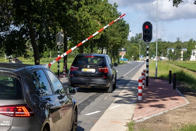 Automobilist draait raampje open, kijkt verbaasd n