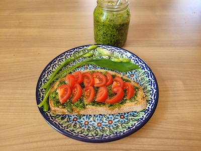Bruschetta uit eigen bos: zo maakt Dorien pesto van daslook