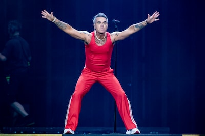 Robbie Williams verrast fans met ongepland optreden bij zijn hotel