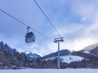 Bijna zeventig mensen uit cabines skilift getakeld in skigebied New York na storing