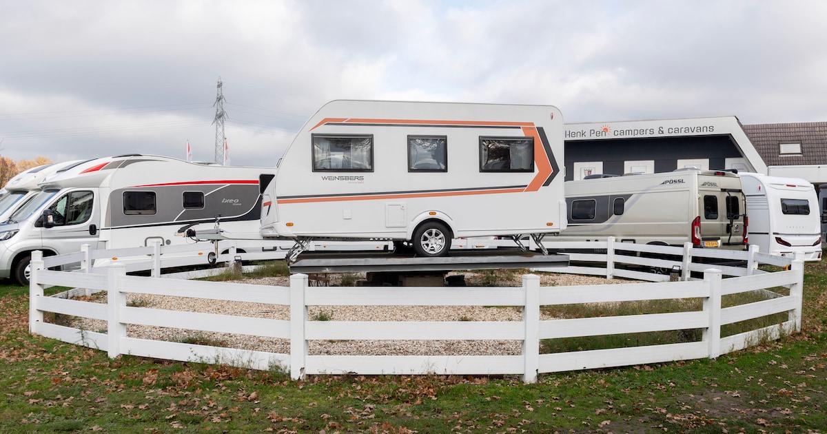 Campergigant maakt van verhuizing een spektakel: ‘Laten drones vliegen en zetten fotografen op viadu