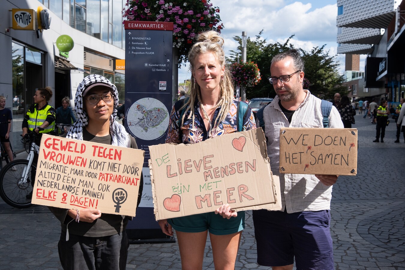 Politie houdt op Eemplein rechtse en linkse demonstranten uit elkaar ...
