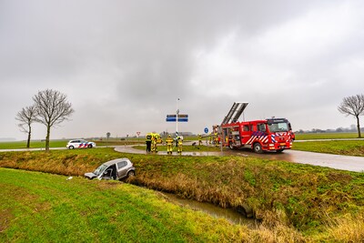 Auto vliegt over rotonde en rijdt verkeersbord omver, gewonde inzittenden naar het ziekenhuis
